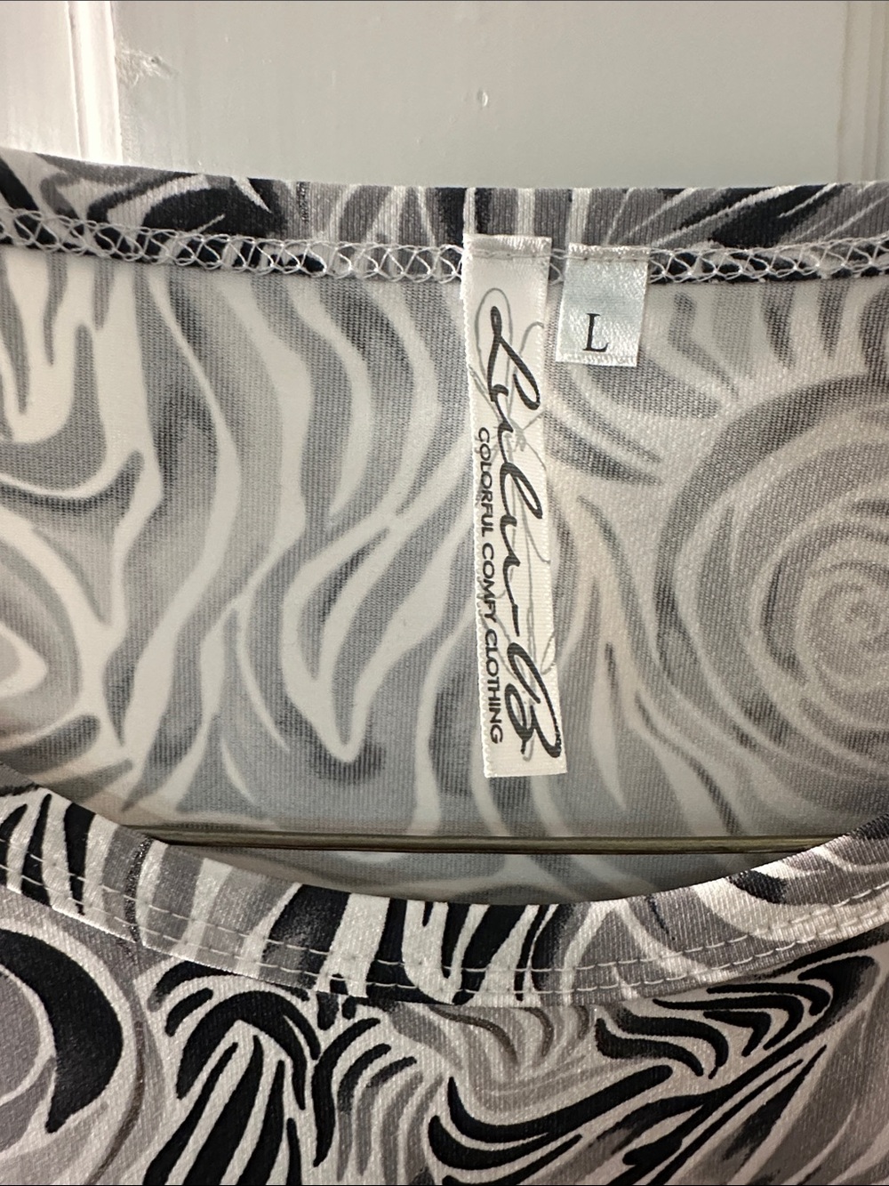 Lulu B Women’s Black & White Swirl Pattern Dress - Picture 4 of 7